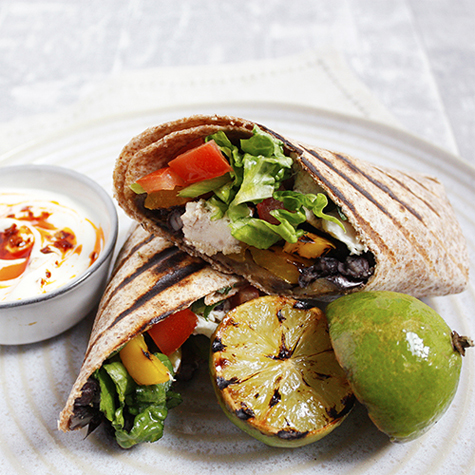 Burritos De Pollo Con Verduras Y Ensalada