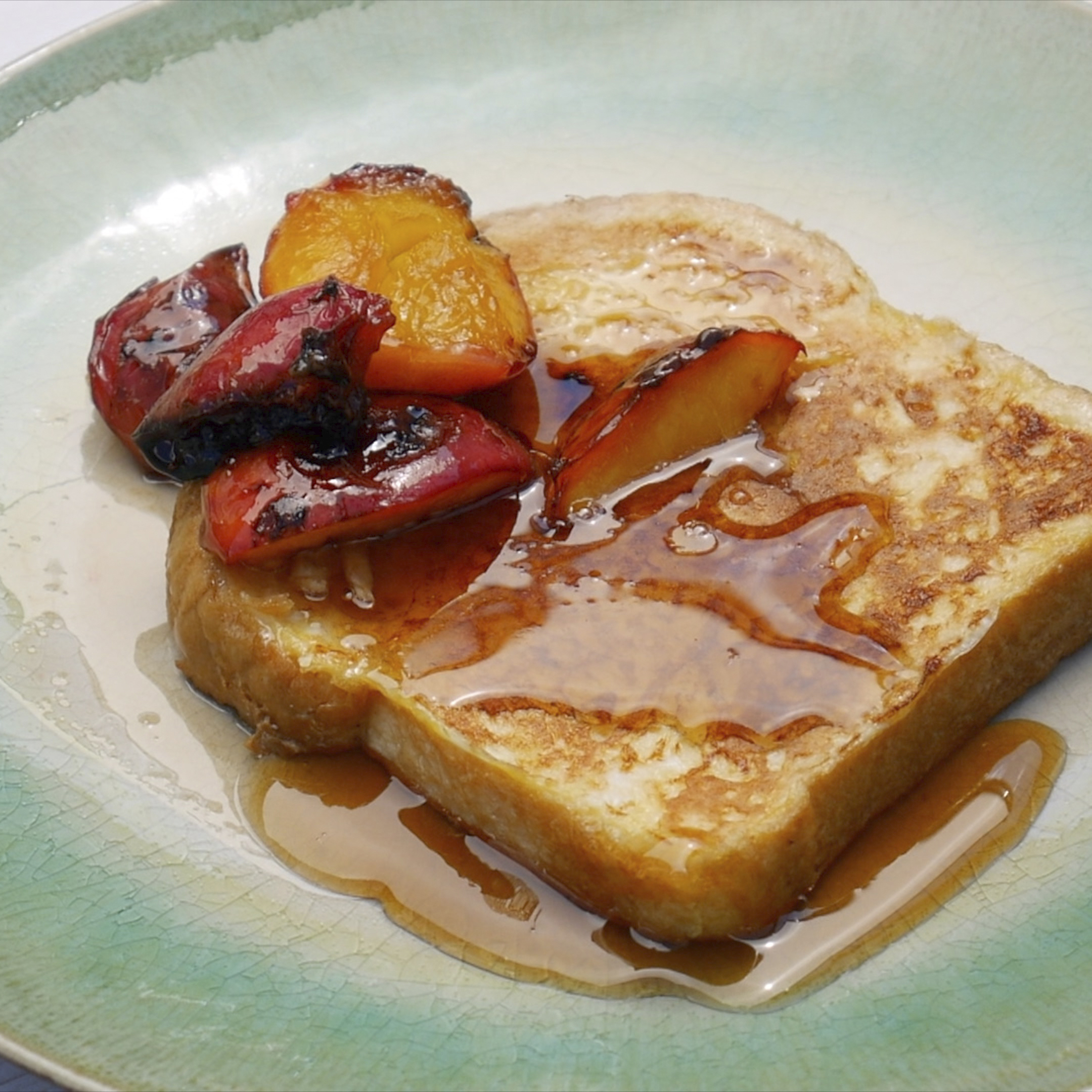 French toast con nectarinas caramelizadas