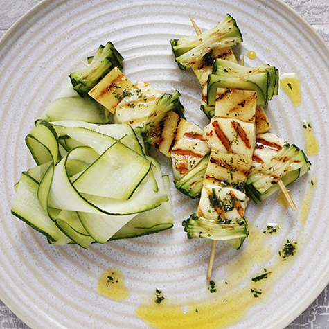 Brochetas De Queso Y Piña A La Parrilla Con Salsa De Menta Y Lima