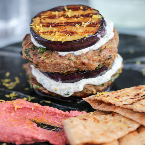 Hamburguesa De Cordero Y Berenjenas Con Salsa De Yogur